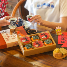 将图片加载到图库查看器，Chinese New Year gift set featuring an orange-shaped tea canister, premium teas, and CNY cookies, peanut biscuits, pineapple biscuits symbolizing blessings of prosperity and good fortune. 新年礼盒包含福气橘子罐、高级茶叶和花生饼、黄梨饼、抹茶饼，设计喜庆，寓意大吉大利和幸福美满。
